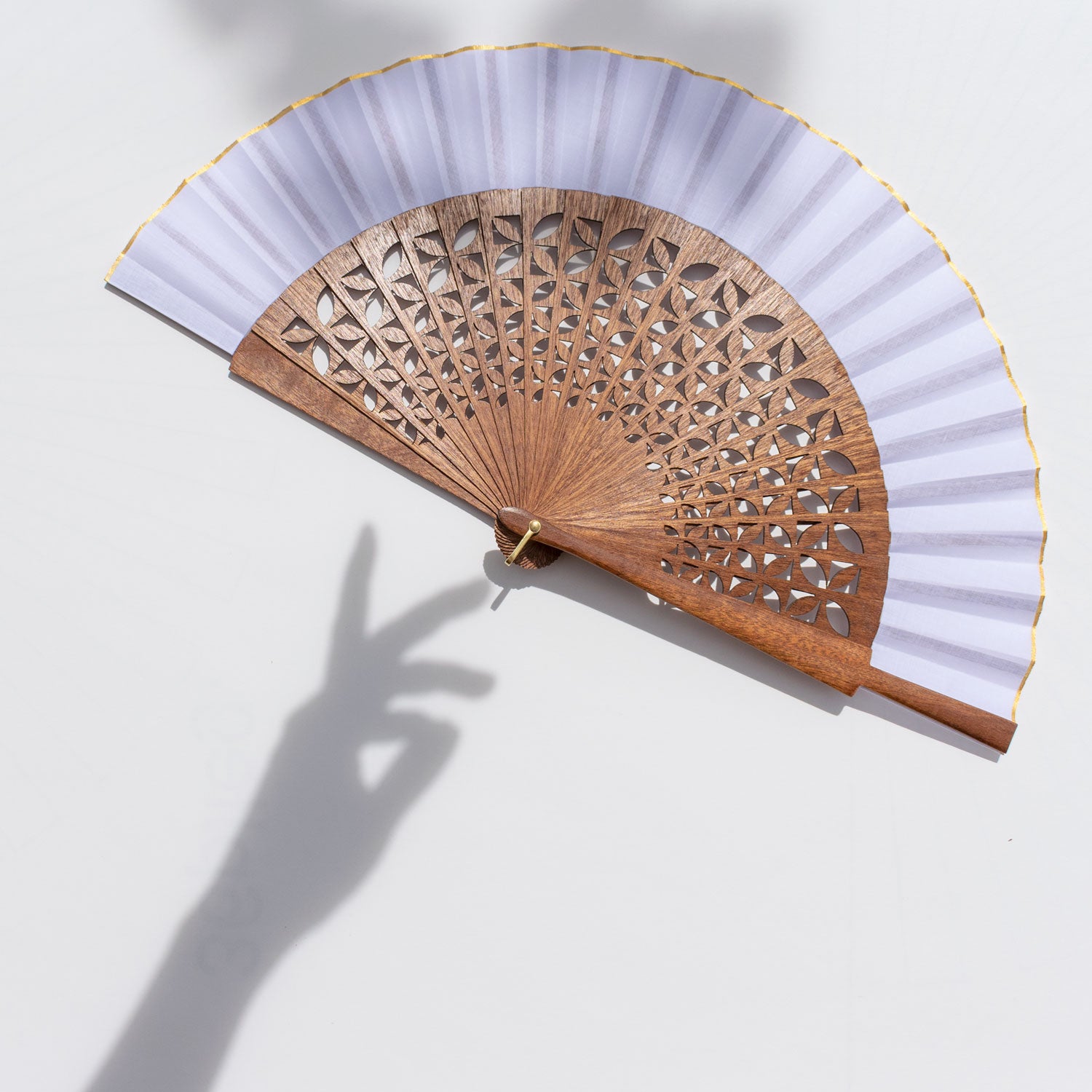 Abanico de madera noble de sipo con calado artesanal, diseñado y fabricado a mano en España