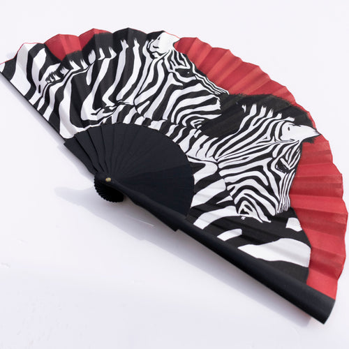 Abanico artesanal con estampado de cebras y fondo rojo animal print